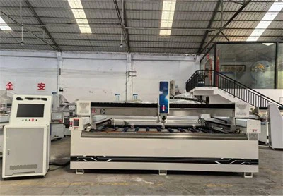 CNC stroj za rezanje stekla z vodnim curkom